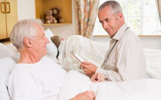 огляд літньої людини з артритом